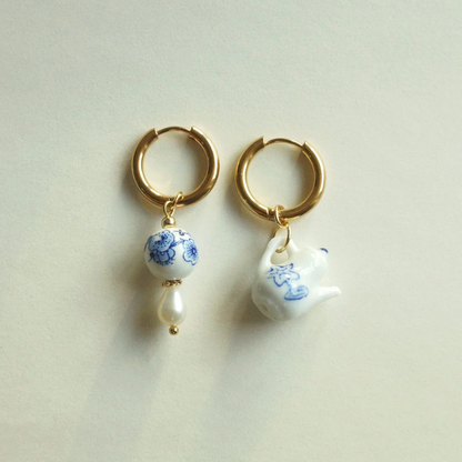 Ceramic Teapot Mismatched Hoop Ohrringe
