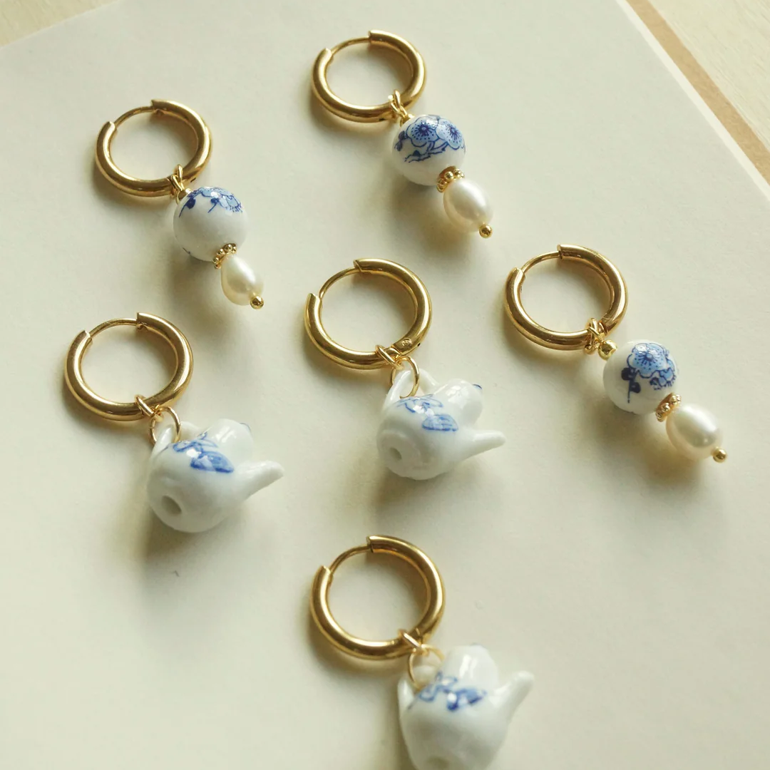 Ceramic Teapot Mismatched Hoop Ohrringe