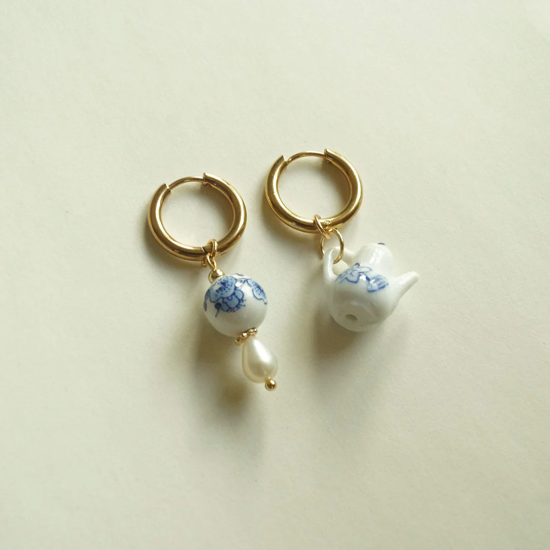 Ceramic Teapot Mismatched Hoop Ohrringe