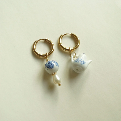 Ceramic Teapot Mismatched Hoop Ohrringe