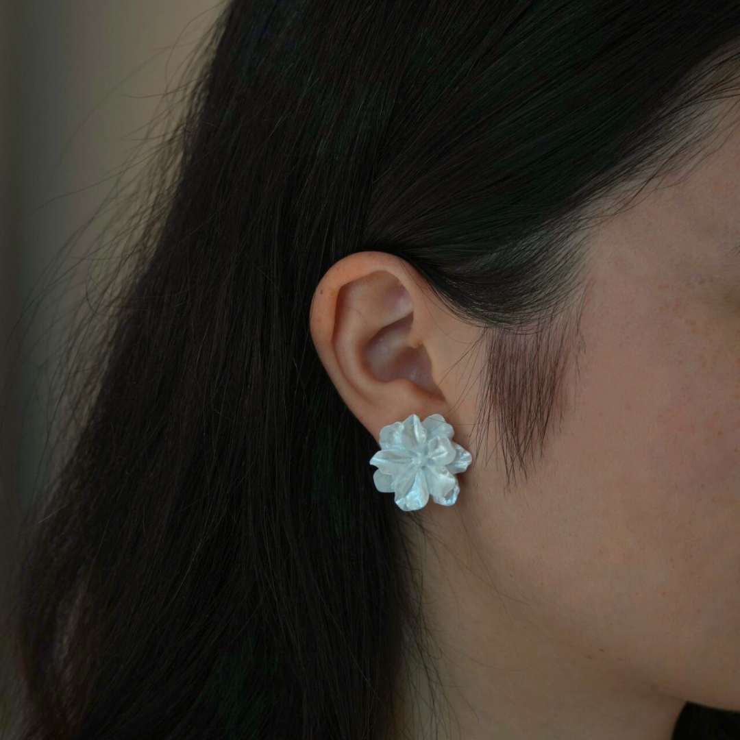White Camellia Flower Ohrringe