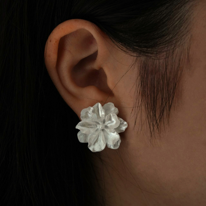 White Camellia Flower Ohrringe